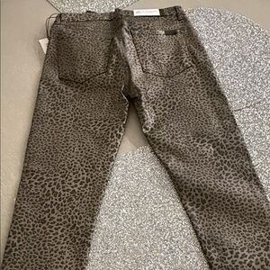 NWT women’s 7 for all Mankind Leopard Print Jeans size 28 soft feel